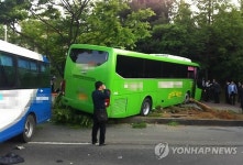 덤프트럭 학원버스 등과 3중 추돌…20명 부상