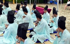 술은 돌려서 마시고…동해해경, 전투경찰 전통 성년식