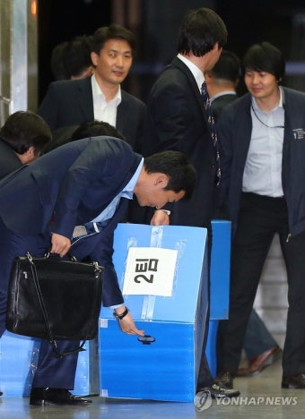 압수수색 물품 들고 나오는 검찰