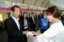 오송 뷰티박람회 방문한 최문순지사