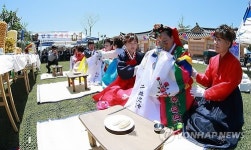 동해 망상 전통한옥에서 열린 전통합동혼례식