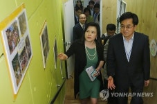 유치원 둘러보는 김동연 총리실장