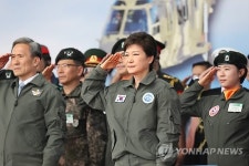 거수 경례하는 박근혜 대통령