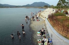 세종호수공원서 물놀이하는 어린이들