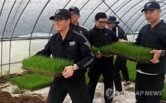 돕는 군산해경 대원들