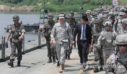 부교 직접 건너보는 존슨 사령관