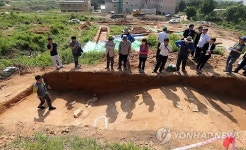 충주 호암택지 토성 둘러보는 문화재청 위원들