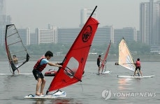 한강으로 피서가자 캠핑·윈드서핑·영화제까지