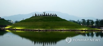 은은한 조명속 호수정원