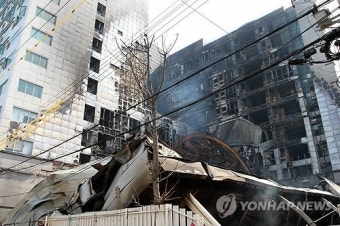 화재로 폐허가 된 성남 주상복합건물