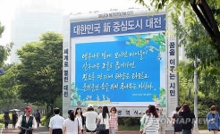 여름옷 입은  대전시청4거리
