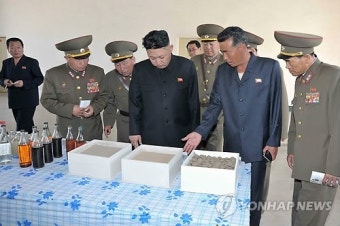 北김정은,군부대 돼지공장 시찰