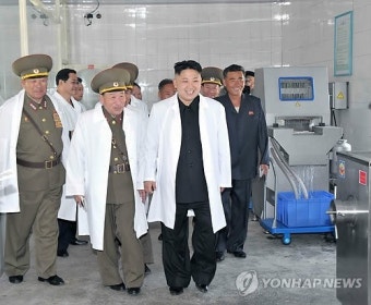 北김정은,군부대 돼지공장 시찰