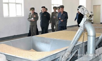 北김정은,군부대 돼지공장 시찰