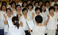 윤리강령 낭독하는 어린이집 원장