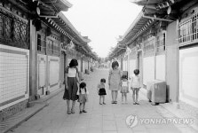 1975년 제20회 현충일 시민들의 경건한 묵념