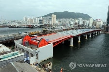 부산 영도다리 들어올린다