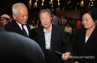 고 박종철-이한열 열사 부친과 모친 위로하는 김한길 대표