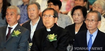 기념식장의 고 박종철 열사 부친과 고 이한열 열사 모친