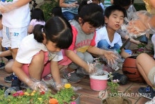 재활용 화분에 꽃 심어요