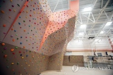 춘천 옛 미군기지 격납고에 인공암벽장