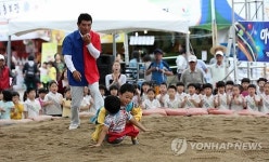 내일은 천하장사…강릉단오제 씨름