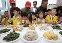 6ㆍ25 음식체험하는 어린이들