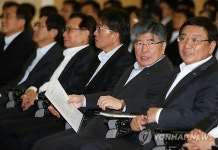 대화나누는 한은 총재와 부총재