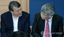 이야기하는 윤석열 팀장과 이진한 차장 검사