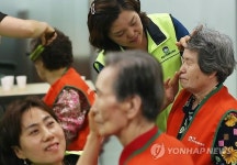 어르신은 꽃단장 중
