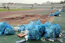 평택 공설운동장 쓰레기 몸살, 악취풍겨