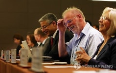 회의준비하는 유네스코 자문위원들