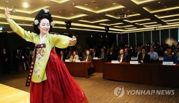 축하공연 관람하는 유네스코 자문위원들