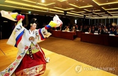 축하공연 관람하는 유네스코 자문위원들