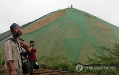 부여 농지에 산처럼 쌓인 준설토