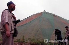 부여 농지에 산처럼 쌓인 준설토