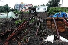 붕괴 위기의 동산 위 하얀 집