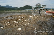 구미보 인근 낙동강 쓰레기 둥둥
