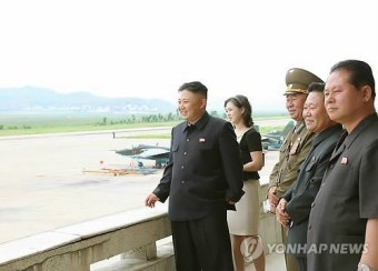 비행훈련 지도하는 北김정은