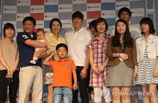 국민스폰서들과 기념촬영하는 박태환