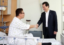 서남수 교육부 장관, 보훈대상자 위문