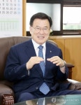 민선 3년 성과 설명하는 고영진 경남교육감