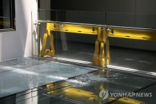 호화 논란 성남시청사 실내 강화유리 와장창