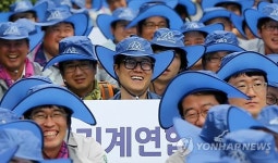 환하게 웃는 건설 하도급업체 종사자들