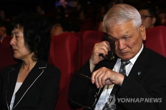 눈물 흘리는 고(故) 윤영하 소령 부모