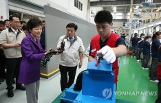 자동차 부품공장 시찰하는 박근혜 대통령