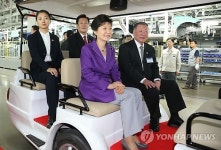 자동차 생산시설 둘러보는 박근혜 대통령