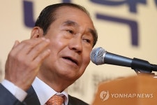 주제 발표하는 김진현 이사장