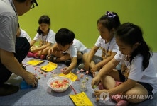 체험학습하는 어린이들