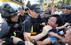대한문 분향소 향하던 금속노조 제지